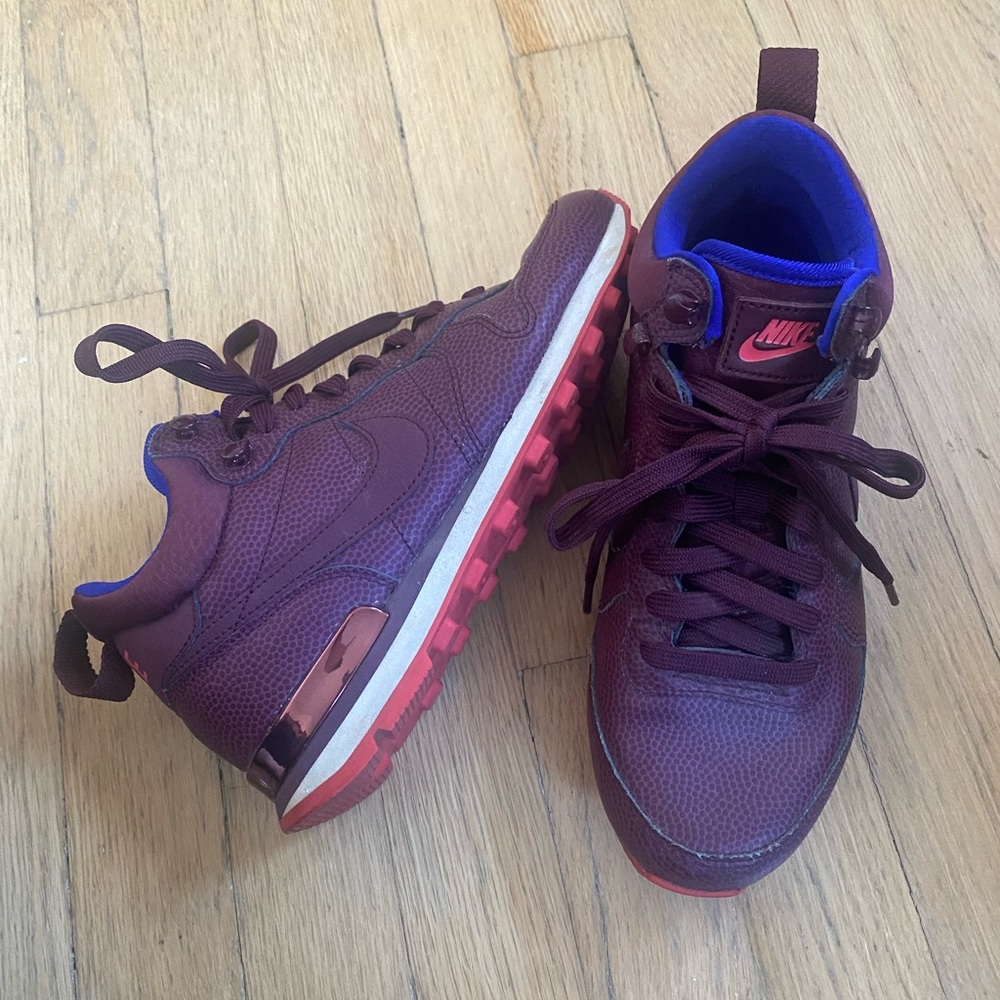 Nike women’s Internationalist mid